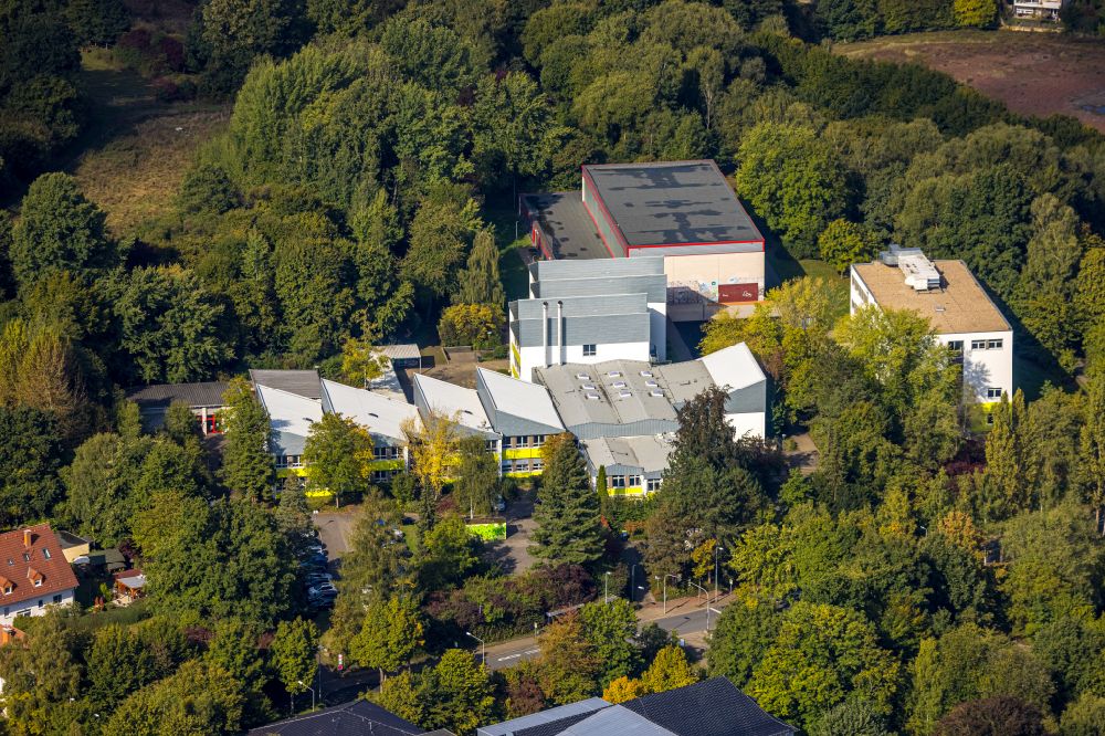 Aerial image Menden (Sauerland) - School building of the Junior High School Am Gelben Morgen in Menden (Sauerland) in the state North Rhine-Westphalia, Germany
