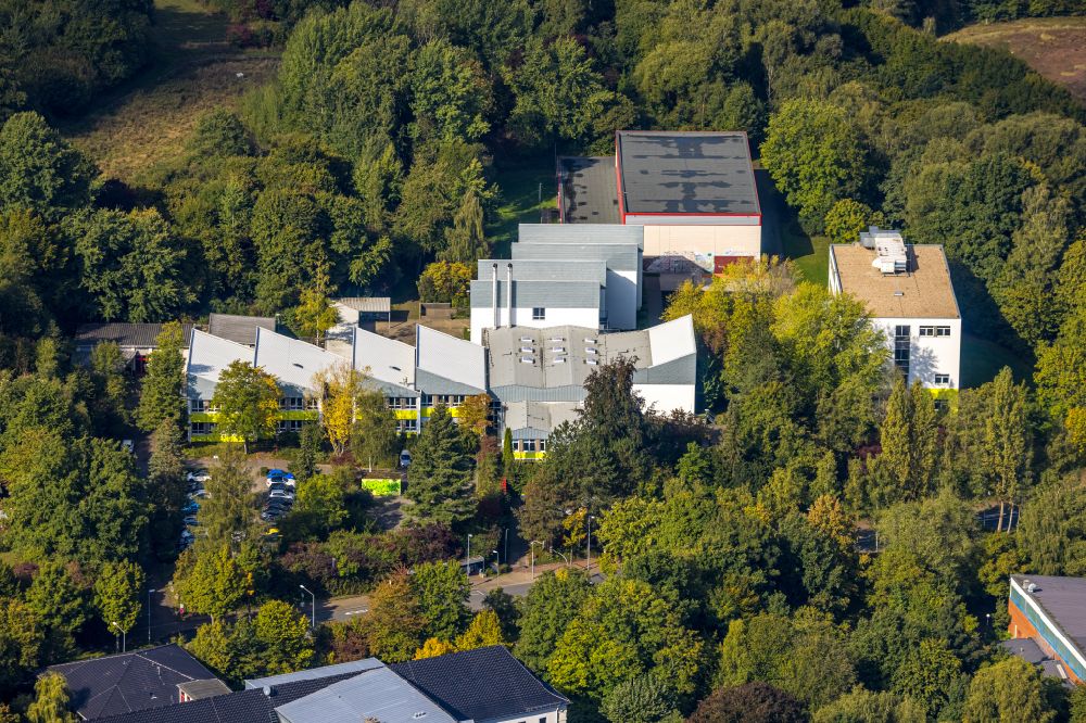Aerial photograph Menden (Sauerland) - School building of the Junior High School Am Gelben Morgen in Menden (Sauerland) in the state North Rhine-Westphalia, Germany
