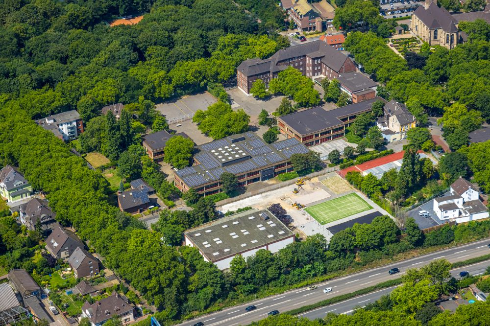 Duisburg from the bird's eye view: School building of the Gottfried-Wilhelm-Leibniz-Gesamtschule in the district Hamborn in Duisburg at Ruhrgebiet in the state North Rhine-Westphalia, Germany