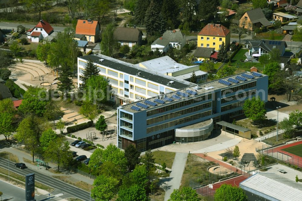 Bernau from above - School building of the Grundschule on Blumenhag on Zepernicker Chaussee in Bernau in the state Brandenburg, Germany