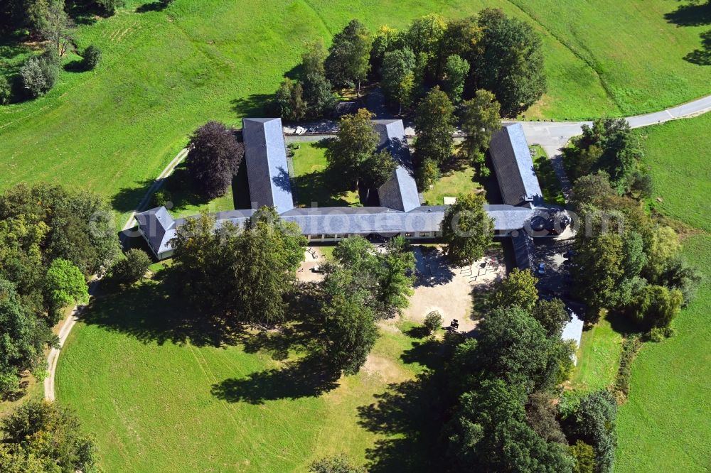 Aerial photograph Ebersdorf - School building of the Grundschule in Ebersdorf in the state Thuringia, Germany