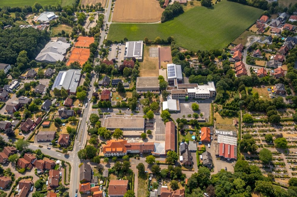 Aerial photograph Everswinkel - School building of the Grundschule Everswinkel on Worthstrasse in Everswinkel in the state North Rhine-Westphalia, Germany