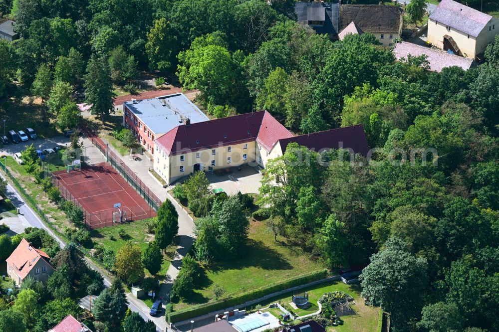 Aerial photograph Kamenz - School building of the Grundschule Am Gickelsberg on street Fabrikstrasse in Kamenz in the state Saxony, Germany