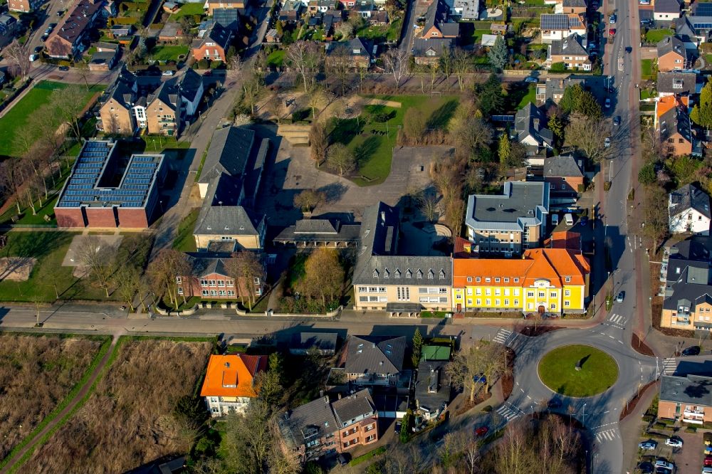 Rees from the bird's eye view: School building of the primary school and center for curative pedagogy (HPZ) in Rees in the state of North Rhine-Westphalia