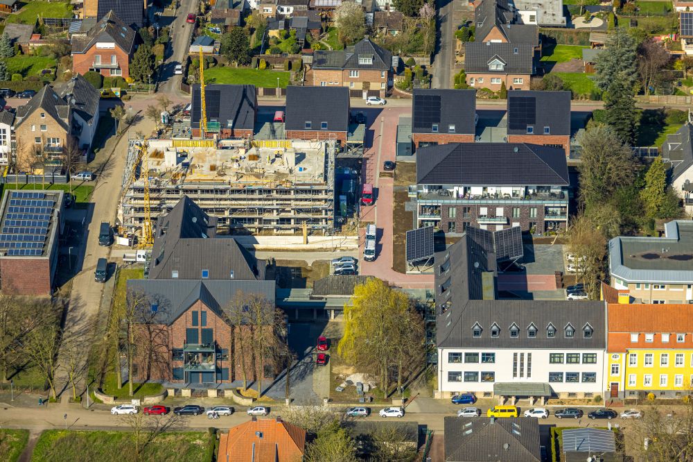 Rees from above - School building of the primary school and center for curative pedagogy (HPZ) in Rees in the state of North Rhine-Westphalia