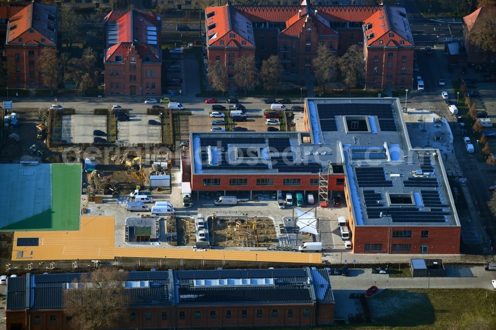 Aerial photograph Potsdam - School building of Grundschule am Jungfernsee on Fritz-von-of-Lancken-Strasse - Graf-von-Schwerin-Strasse in the district Nauener Vorstadt in Potsdam in the state Brandenburg, Germany
