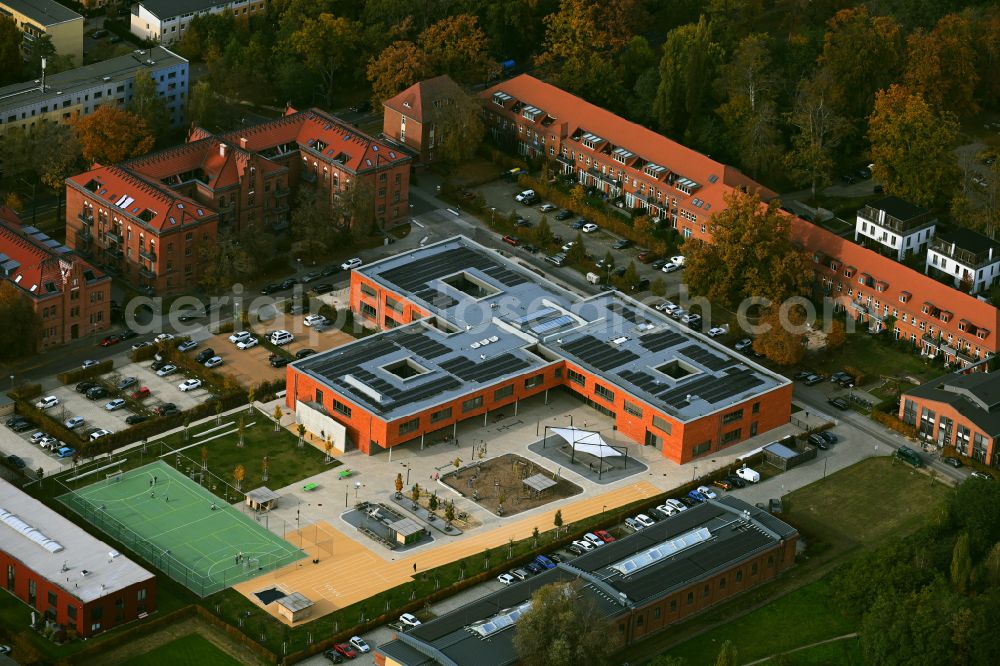 Aerial image Potsdam - School building of Grundschule am Jungfernsee on Fritz-von-of-Lancken-Strasse - Graf-von-Schwerin-Strasse in the district Nauener Vorstadt in Potsdam in the state Brandenburg, Germany