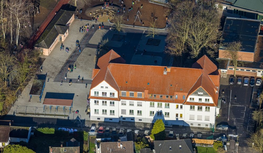 Aerial image Hamm - School building of the primary school Lessingschule on Holzstrasse in the Herringen part of Hamm in the state of North Rhine-Westphalia