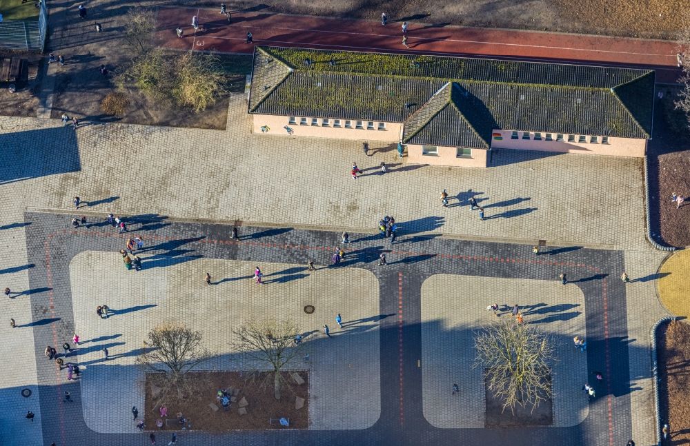 Hamm from above - School building of the primary school Lessingschule on Holzstrasse in the Herringen part of Hamm in the state of North Rhine-Westphalia
