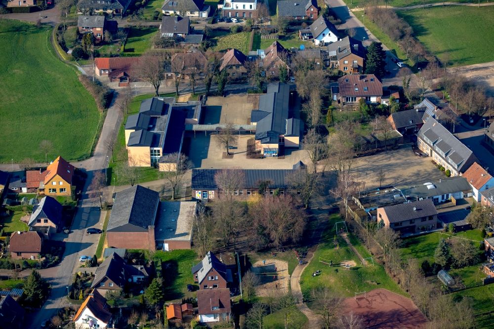 Haldern from the bird's eye view: School building of the primary school Lindenschule in Haldern in the state of North Rhine-Westphalia