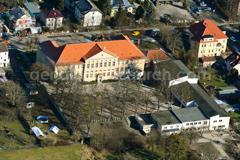 Aerial image Biesenthal - School building of the Grundschule Am Pfefferberg on Bahnhofstrasse in Biesenthal in the state Brandenburg, Germany