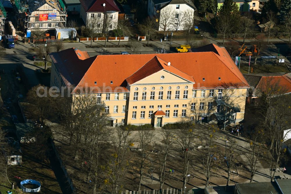 Aerial photograph Biesenthal - School building of the Grundschule Am Pfefferberg on Bahnhofstrasse in Biesenthal in the state Brandenburg, Germany