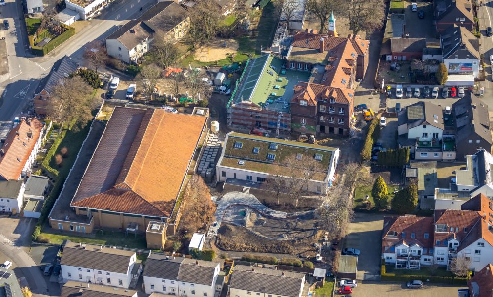 Massen from above - School building of the Grundschule Schillerschule in Massen in the state North Rhine-Westphalia, Germany