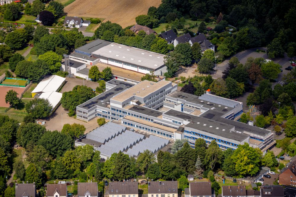 Aerial photograph Mülheim an der Ruhr - School building of the Gustav-Heinemann-Gesamtschule in Muelheim on the Ruhr at Ruhrgebiet in the state North Rhine-Westphalia, Germany