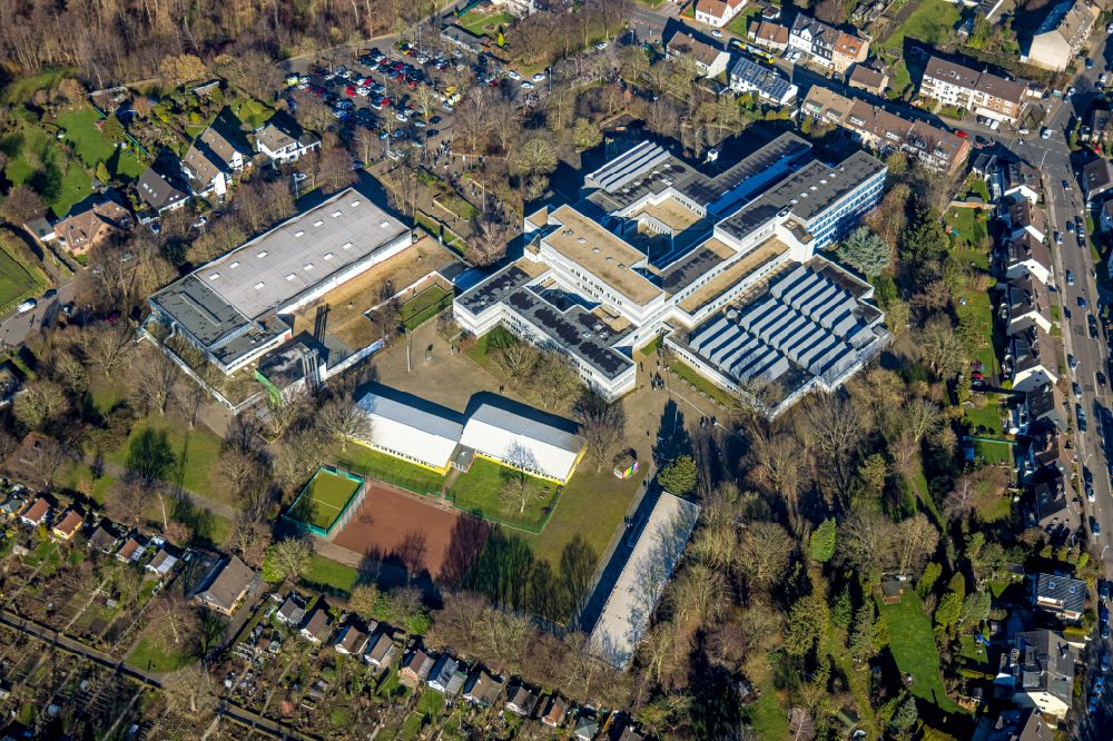 Aerial image Mülheim an der Ruhr - School building of the Gustav-Heinemann-Gesamtschule in Muelheim on the Ruhr at Ruhrgebiet in the state North Rhine-Westphalia, Germany