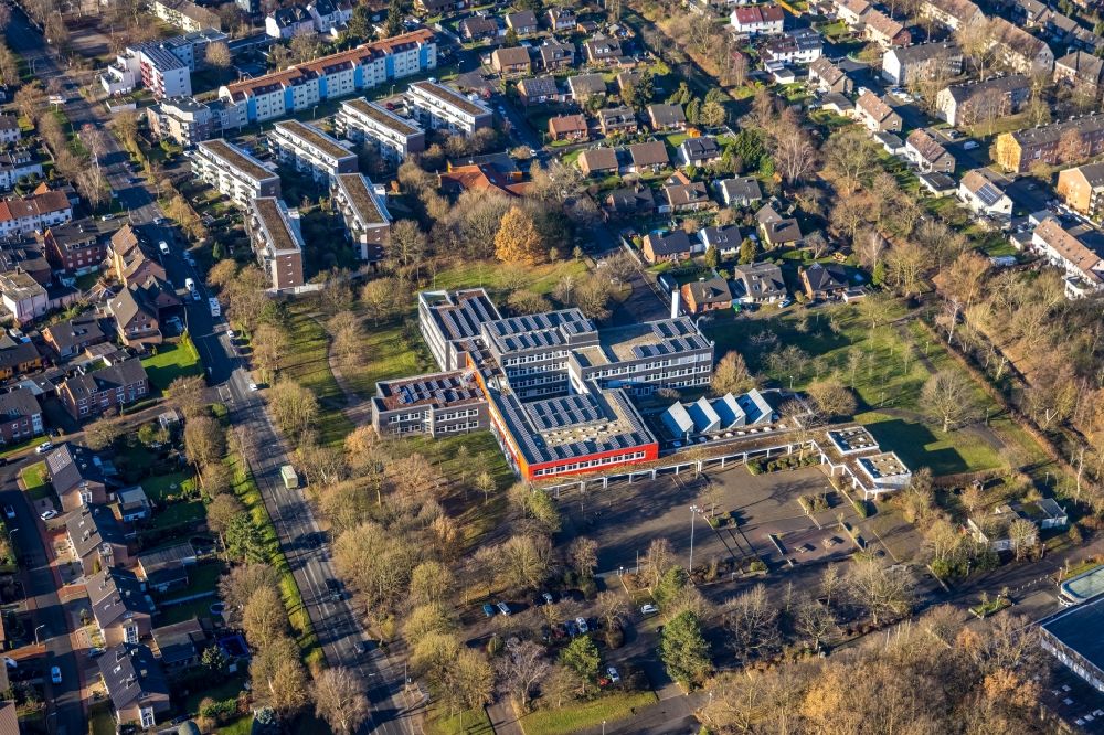 Aerial photograph Dorsten - School building of the Hauptschule Dietrich-Bonhoeffer on Juliusstrasse in Dorsten in the state North Rhine-Westphalia, Germany