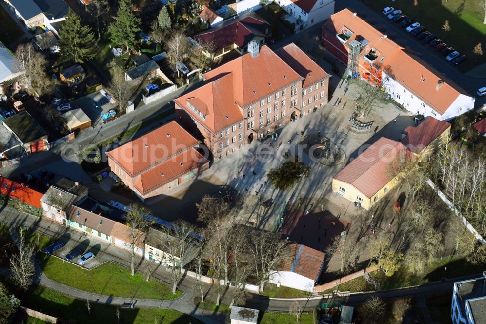 Aerial photograph Zehdenick - School building of the Havelland-Grundschule on Hospitalstrasse in Zehdenick in the state Brandenburg, Germany
