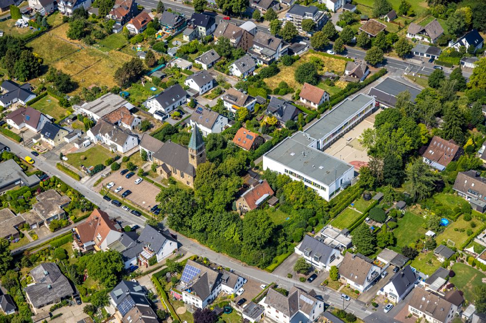 Aerial photograph Dortmund - School building of the Hoechstener Grundschule on street Luehrmannstrasse in the district Hoechsten in Dortmund at Ruhrgebiet in the state North Rhine-Westphalia, Germany