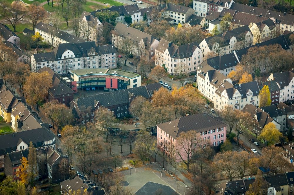 Duisburg from the bird's eye view: School building of the Herbert Grillo-Gesamtschule in the district Marxloh in Duisburg in the state North Rhine-Westphalia
