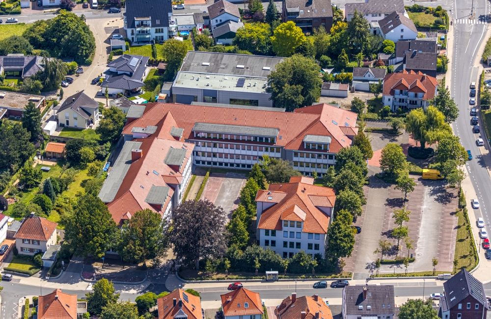 Aerial image Soest - School building of the Hubertus-Schwartz-Berufskolleg on Hattroper Weg in Soest in the state North Rhine-Westphalia, Germany