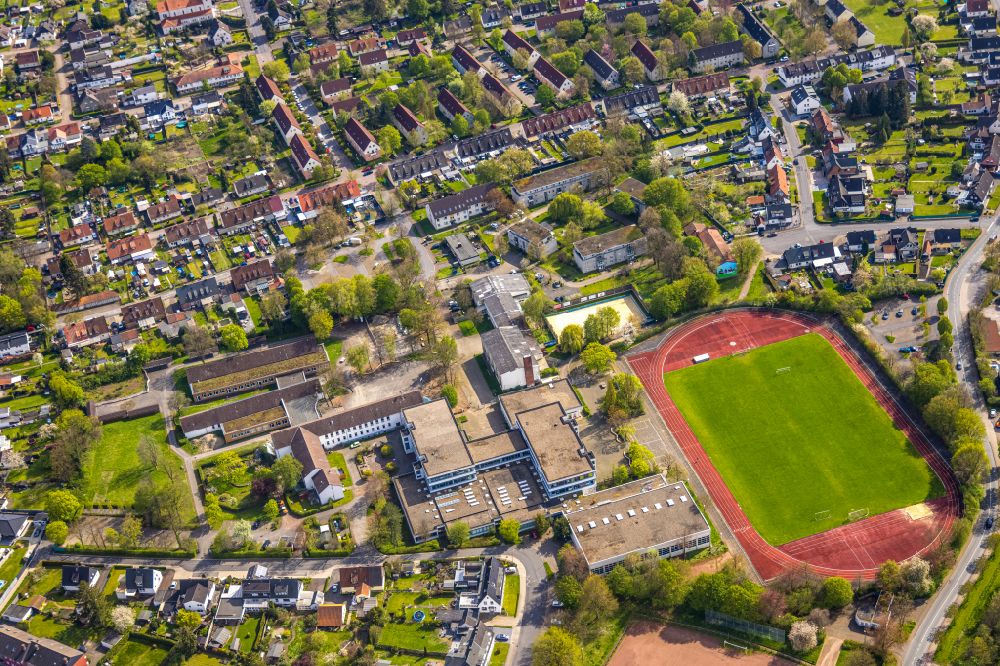 Bönen from the bird's eye view: School building of the Humboldt-Realschule and the Marie-Curie-Gymnasium with sports field on Billy-Montigny-Platz in Boenen in the state North Rhine-Westphalia, Germany