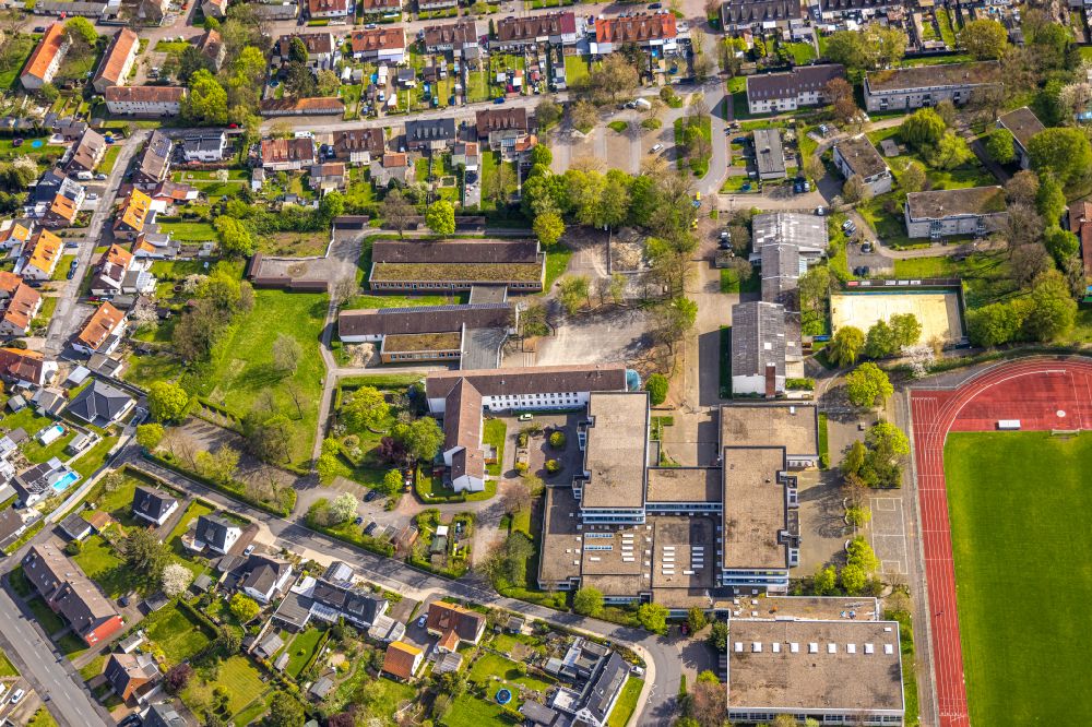 Aerial image Bönen - School building of the Humboldt-Realschule and the Marie-Curie-Gymnasium with sports field on Billy-Montigny-Platz in Boenen in the state North Rhine-Westphalia, Germany