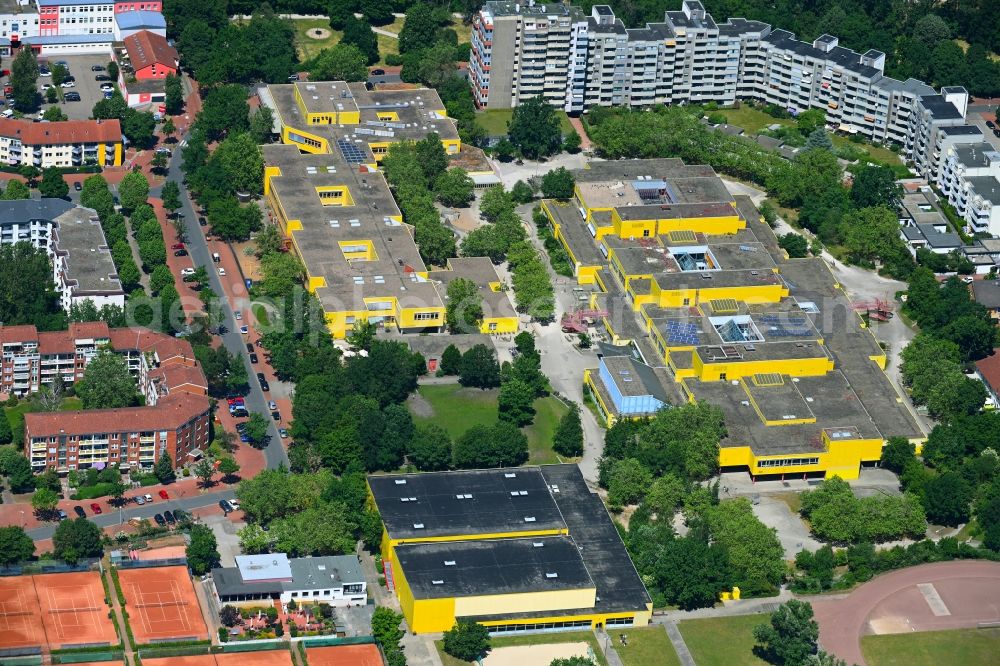 Aerial image Hannover - School building of the IGS Integrierte Gesamtschule Roderbruch in the district Gross - Buchholz in Hannover in the state Lower Saxony, Germany