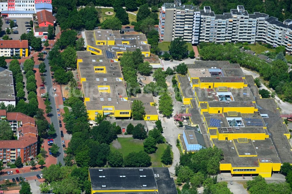 Hannover from above - School building of the IGS Integrierte Gesamtschule Roderbruch in the district Gross - Buchholz in Hannover in the state Lower Saxony, Germany