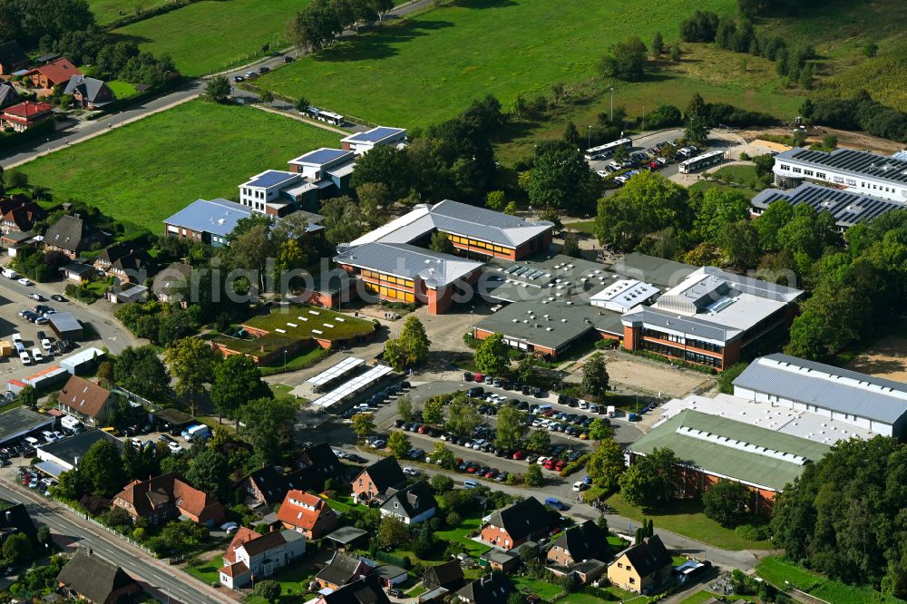 Aerial photograph Winsen (Luhe) - School building IGS Winsen-Roydorf on the street Ramenweg in the district Roydorf in Winsen (Luhe) in the state Lower Saxony, Germany