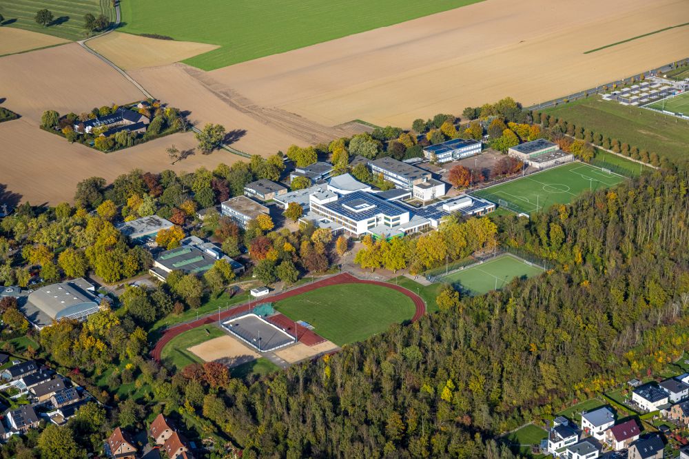Aerial image Neukirchen-Vluyn - School building of the Julius-Sturberg-Gymnasium high school and public swimming pool facilities in Neukirchen-Vluyn in the state of North Rhine-Westphalia