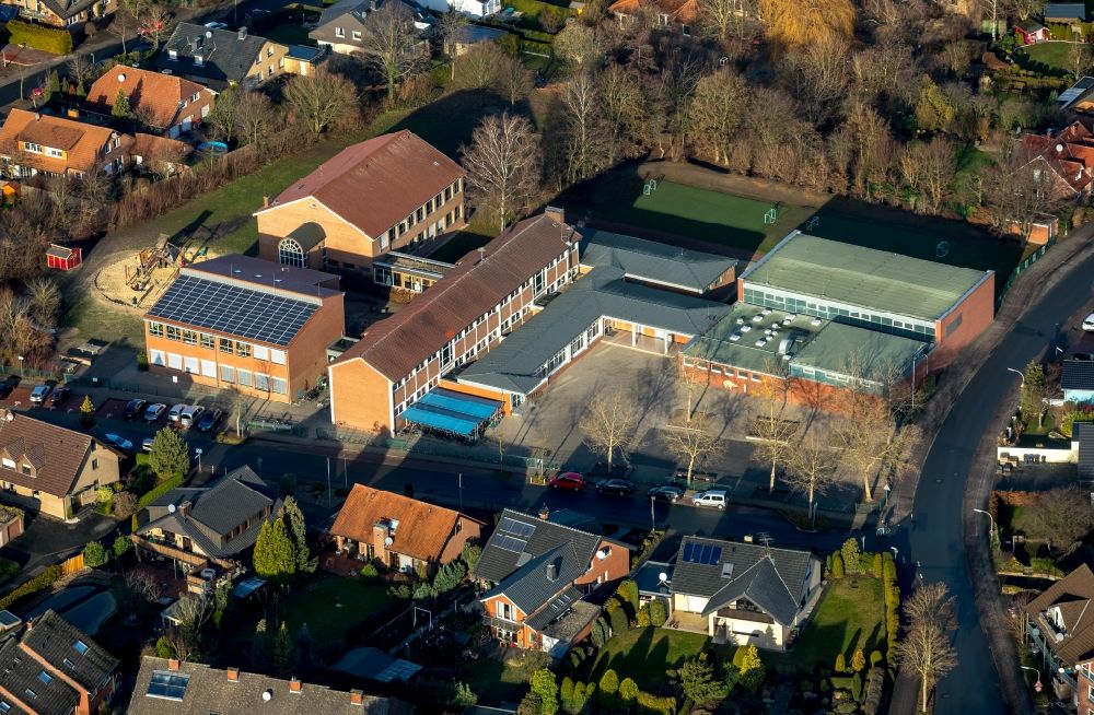 Aerial image Drensteinfurt - School building of the Kardinal-von-Galen Grundschule on Windmuehlenweg in Drensteinfurt in the state North Rhine-Westphalia, Germany