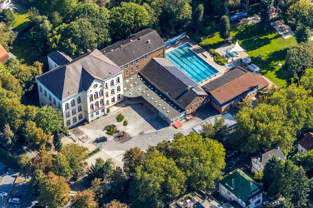 Aerial image Unna - School building of the Katharinenschule Unna and das Schwimmbad Freibad Bornekamp on Bornekampstrasse in Unna in the state North Rhine-Westphalia, Germany