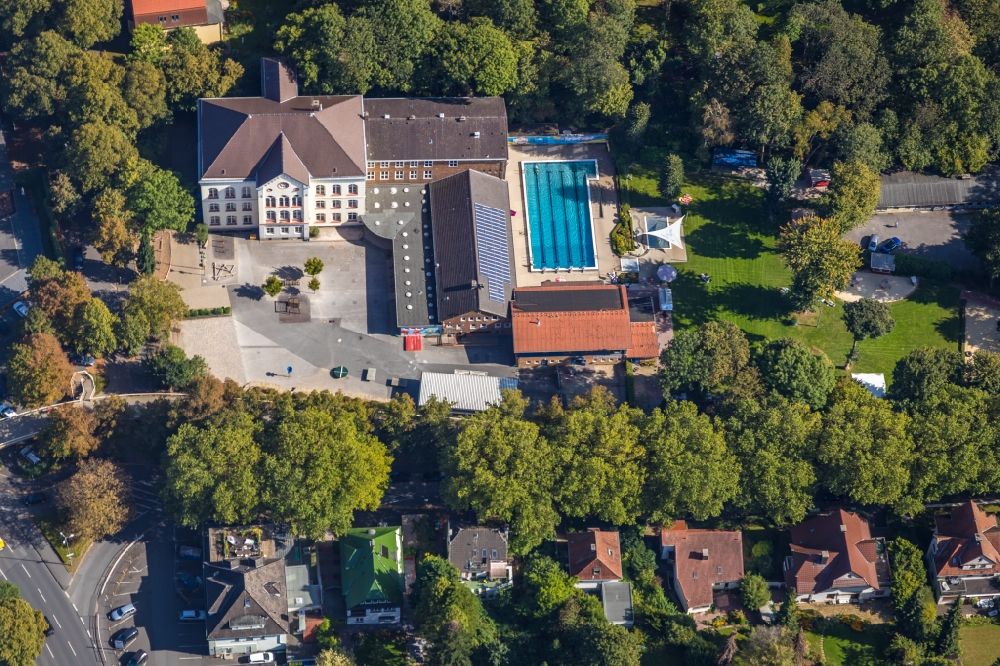 Unna from the bird's eye view: School building of the Katharinenschule Unna and das Schwimmbad Freibad Bornekamp on Bornekampstrasse in Unna in the state North Rhine-Westphalia, Germany