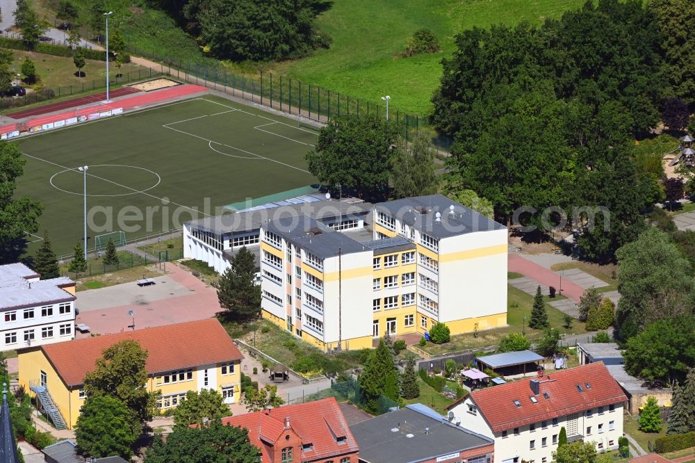 Aerial photograph Mühlenbecker Land - School building of the Kaethe-Kollwitz-Grundschule on Hauptstrasse in Muehlenbecker Land in the state Brandenburg, Germany