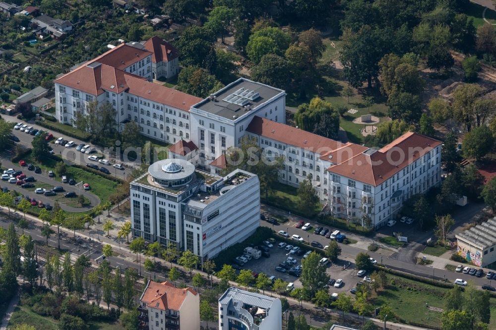 Aerial photograph Leipzig - School building Landesschule with the focus on hearing, Foerderzentrum Samuel Heinicke on Karl-Siegismund-Strasse in the district Zentrum-Suedost in Leipzig in the state Saxony, Germany