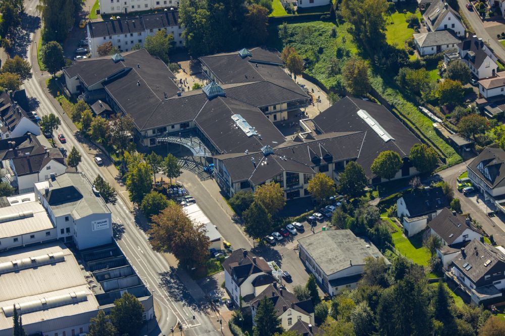 Aerial photograph Attendorn - School building of the St. Laurentius-Schule Attendorn on Koelner Strasse in Attendorn in the state North Rhine-Westphalia, Germany