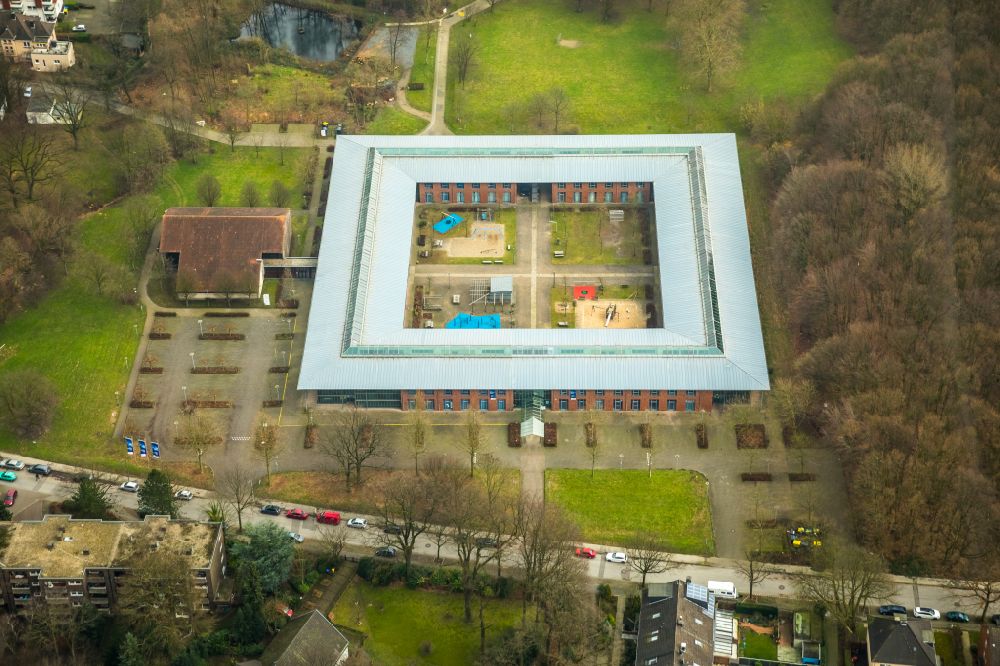 Aerial image Gelsenkirchen - School building of the Loechterschule on Lasthausstrasse on street Lasthausstrasse in the district Buer in Gelsenkirchen at Ruhrgebiet in the state North Rhine-Westphalia, Germany