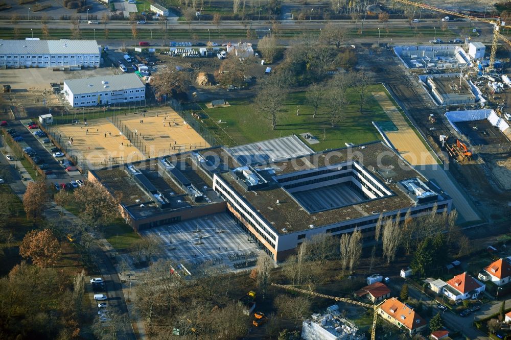 Aerial photograph Potsdam - School building of the Leonardo-da-Vinci-Gesamtschule Potsdam on Esplanade in the district Bornstedt in Potsdam in the state Brandenburg, Germany