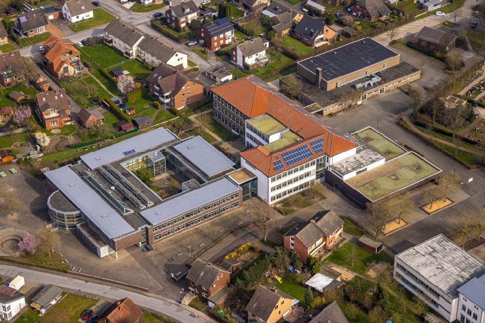 Aerial image Lippetal - School building of the Lippetalschule on street Lippstaedter Strasse in Lippetal at Ruhrgebiet in the state North Rhine-Westphalia, Germany