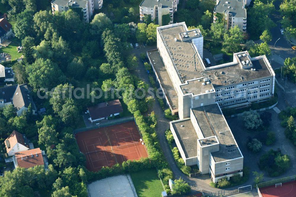 Berlin from the bird's eye view: School building of the Louise-Schroeder-Schule a?? Oberstufenzentrum Buerowirtschaft and Verwaltung on Lippstaedter Strasse in the district Steglitz-Zehlendorf in Berlin, Germany