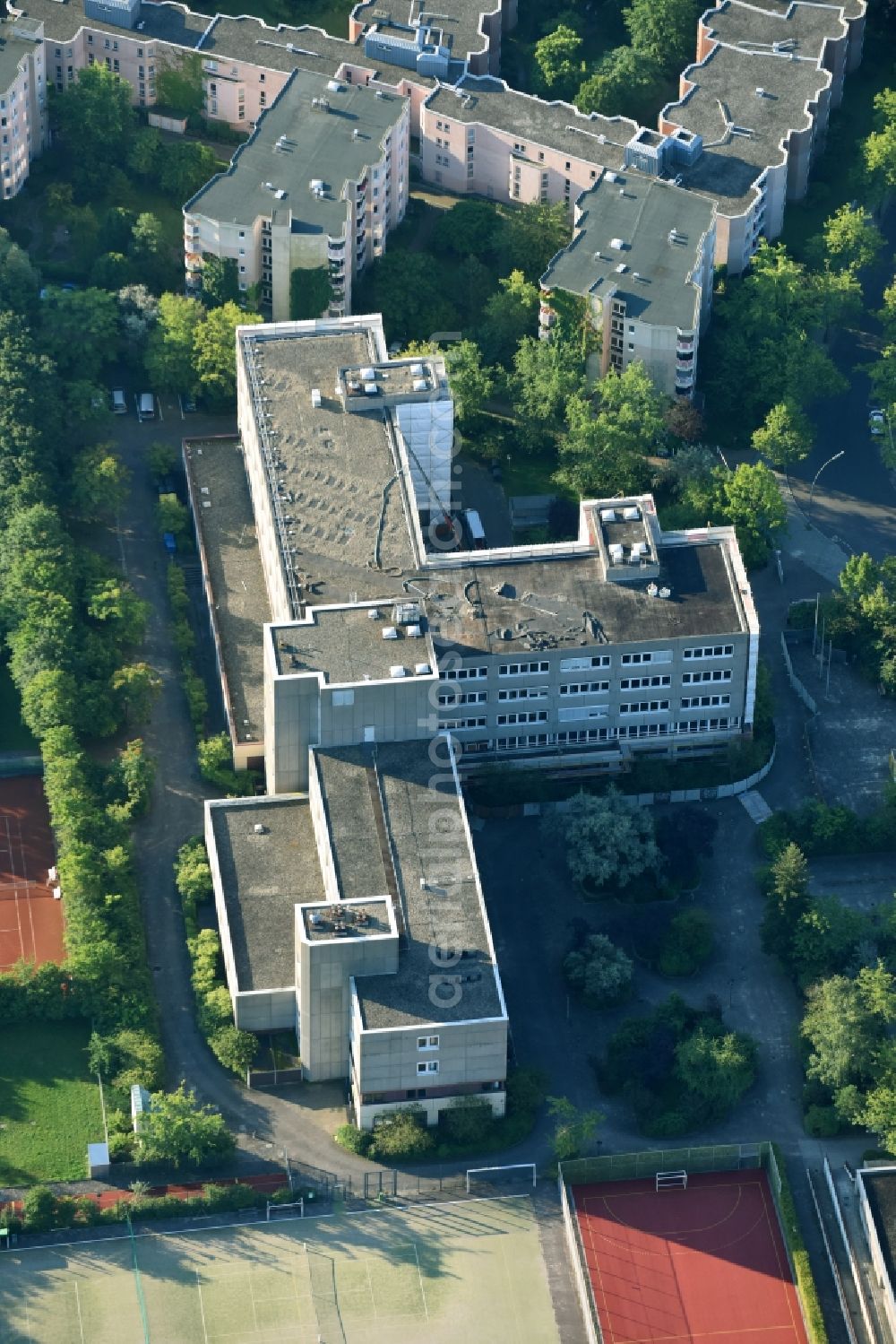 Aerial image Berlin - School building of the Louise-Schroeder-Schule a?? Oberstufenzentrum Buerowirtschaft and Verwaltung on Lippstaedter Strasse in the district Steglitz-Zehlendorf in Berlin, Germany