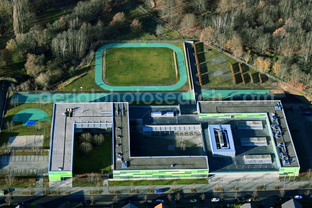 Aerial image Dallgow-Döberitz - School building of the Marie-Curie-Gymnasium Dallgow-Doeberitz on Marie-Curie-Strasse in Dallgow-Doeberitz in the state Brandenburg, Germany