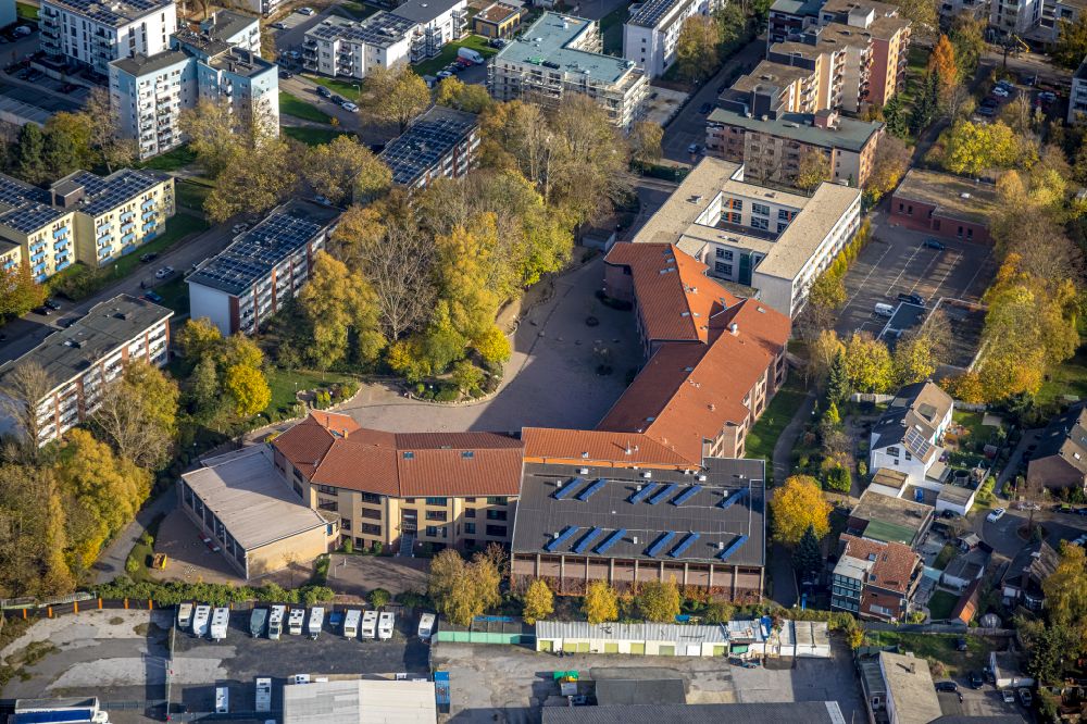Aerial image Bochum - School building of the Matthias-Claudius-Schule on street Weitmarer Strasse in Bochum at Ruhrgebiet in the state North Rhine-Westphalia, Germany