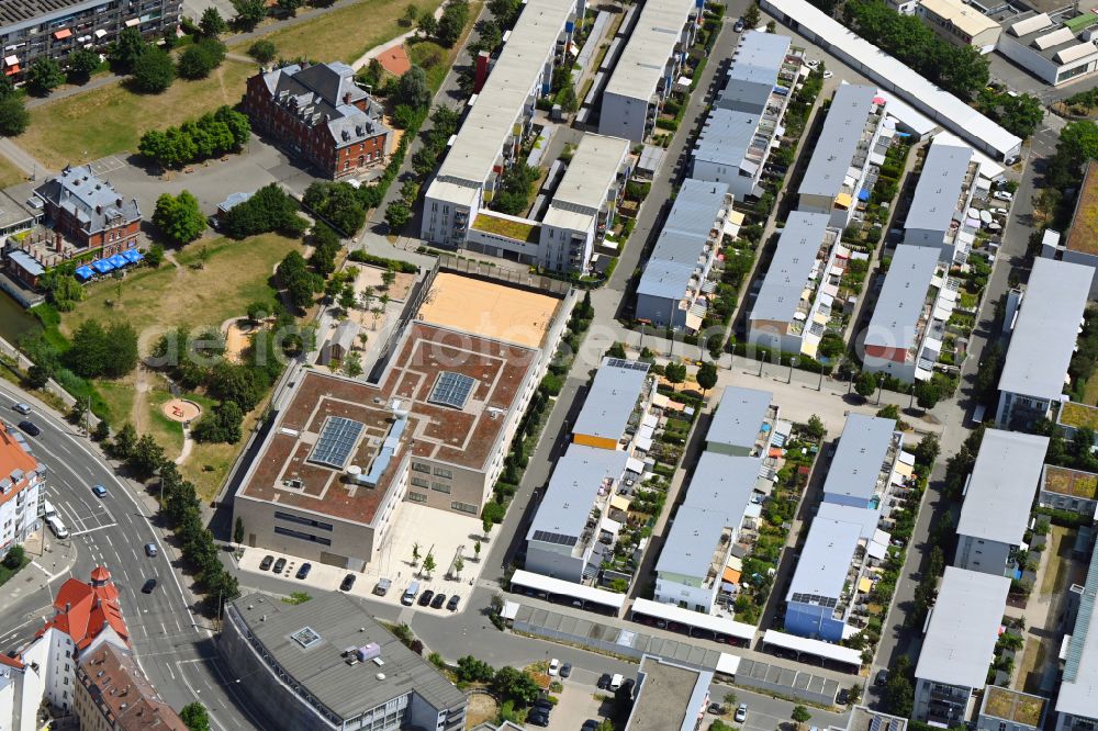 Nürnberg from the bird's eye view: School building of the der Michael-Ende-Schule in the row house settlement on Michael-Ende-Strasse - Kurt-Karl-Doberer-Strasse in the district Sankt Leonhard in Nuremberg in the state Bavaria, Germany