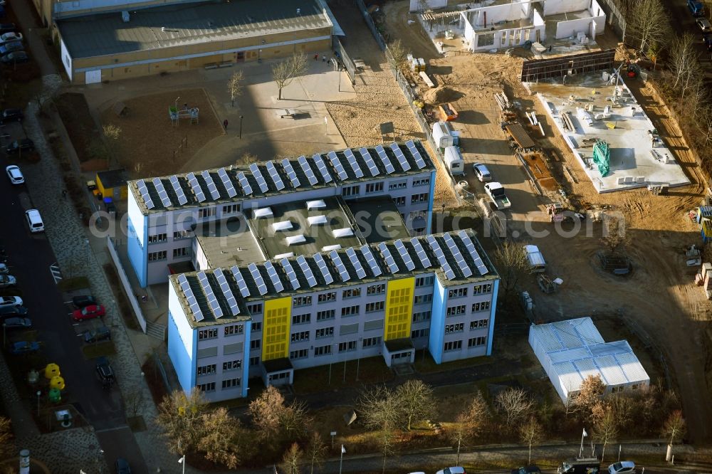 Aerial image Schwerin - School building of the Nils-Holgersson-Grundschule on Friedrich-Engels-Strasse in Schwerin in the state Mecklenburg - Western Pomerania, Germany
