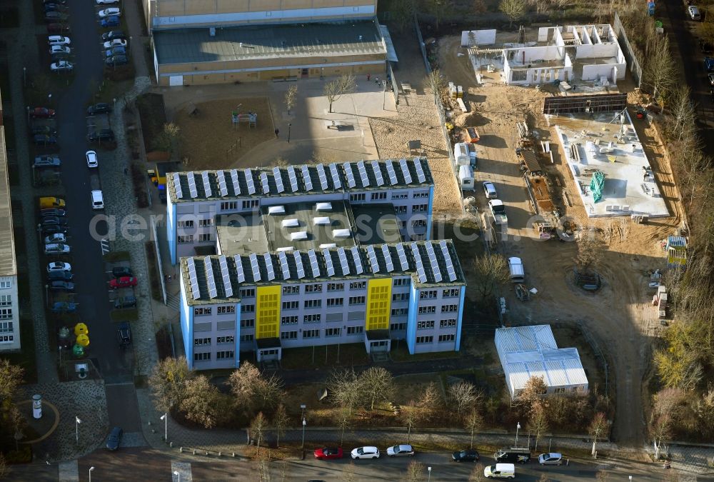 Aerial photograph Schwerin - School building of the Nils-Holgersson-Grundschule on Friedrich-Engels-Strasse in Schwerin in the state Mecklenburg - Western Pomerania, Germany