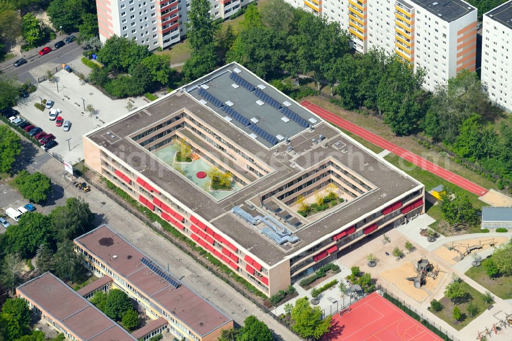 Aerial image Berlin - School building of the Nils-Holgersson-Schule on Otto-Marquardt-Strasse in the district Fennpfuhl in Berlin, Germany