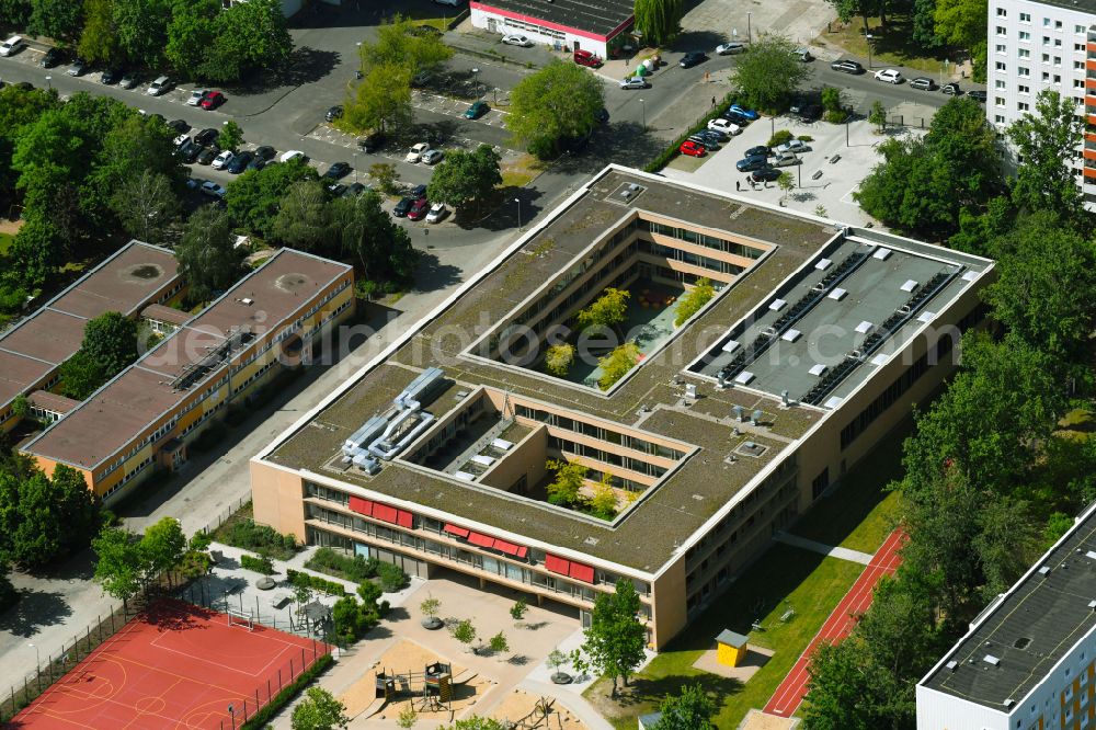 Aerial image Berlin - School building of the Nils-Holgersson-Schule on Otto-Marquardt-Strasse in the district Fennpfuhl in Berlin, Germany