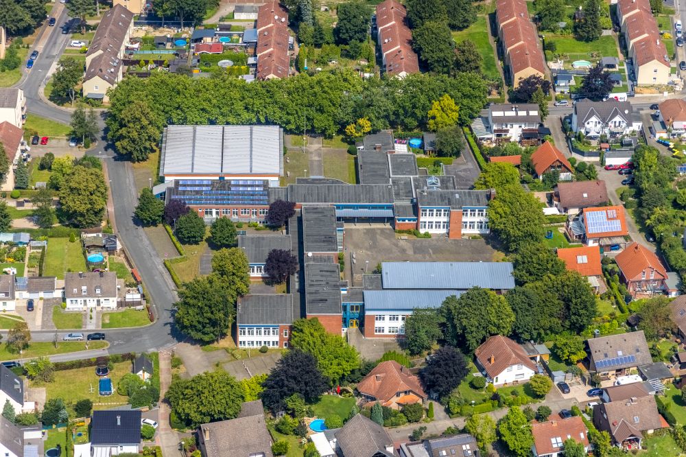 Aerial image Bönen - School building of the Pestalozzischule on Woortstrasse in Boenen in the state North Rhine-Westphalia, Germany
