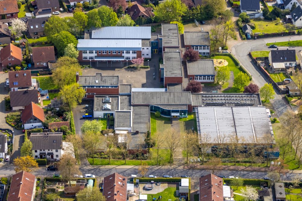 Aerial photograph Bönen - School building of the Pestalozzischule on Woortstrasse in Boenen in the state North Rhine-Westphalia, Germany